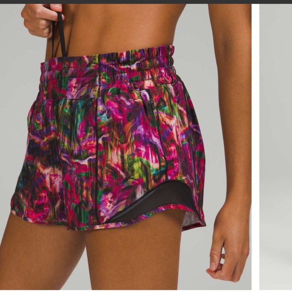 lululemon athletica Pants - EUC Lululemon Hotty Hot High Rise Shorts 2.5" Hyper Flow